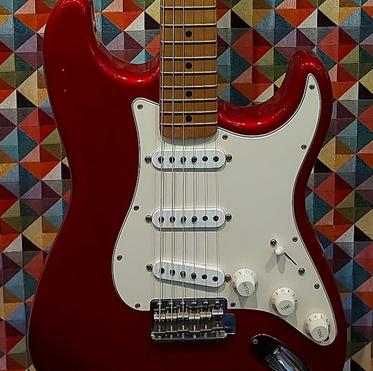 Fender Stratocaster California Series Fiesta Red Oasis Musical